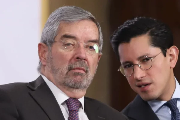 Roberto Velasco acude al Senado previo a su comparecencia para ratificación como canciller