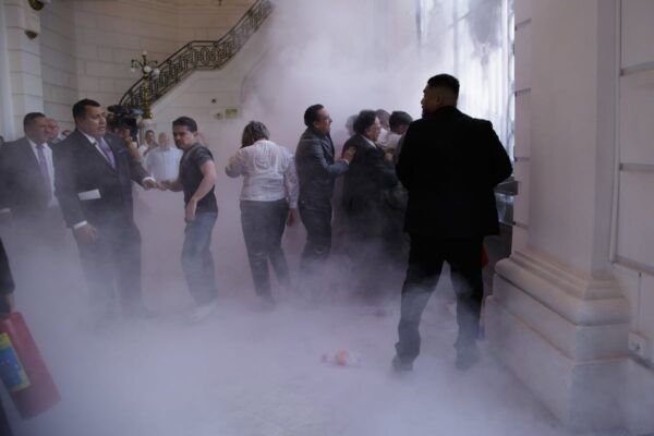 Protesta de Asamblea de Barrios provoca suspensión de sesión en Congreso de la CDMX