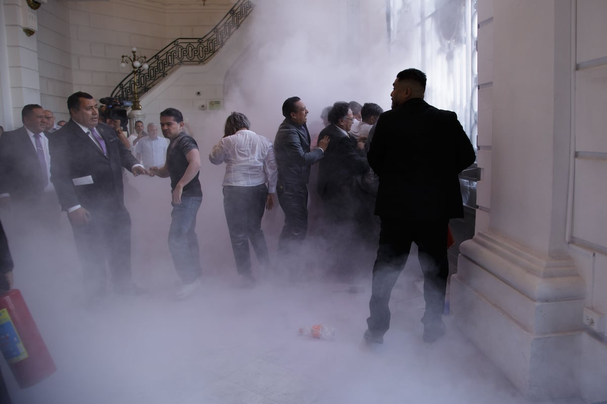 Protesta de Asamblea de Barrios provoca suspensión de sesión en Congreso de la CDMX