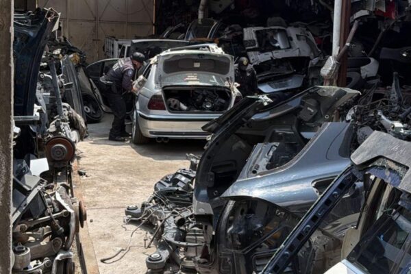 Desarticulan banda ‘Los Mancilla’ en Iztapalapa; aseguran 50 toneladas de autopartes y detienen a cinco personas