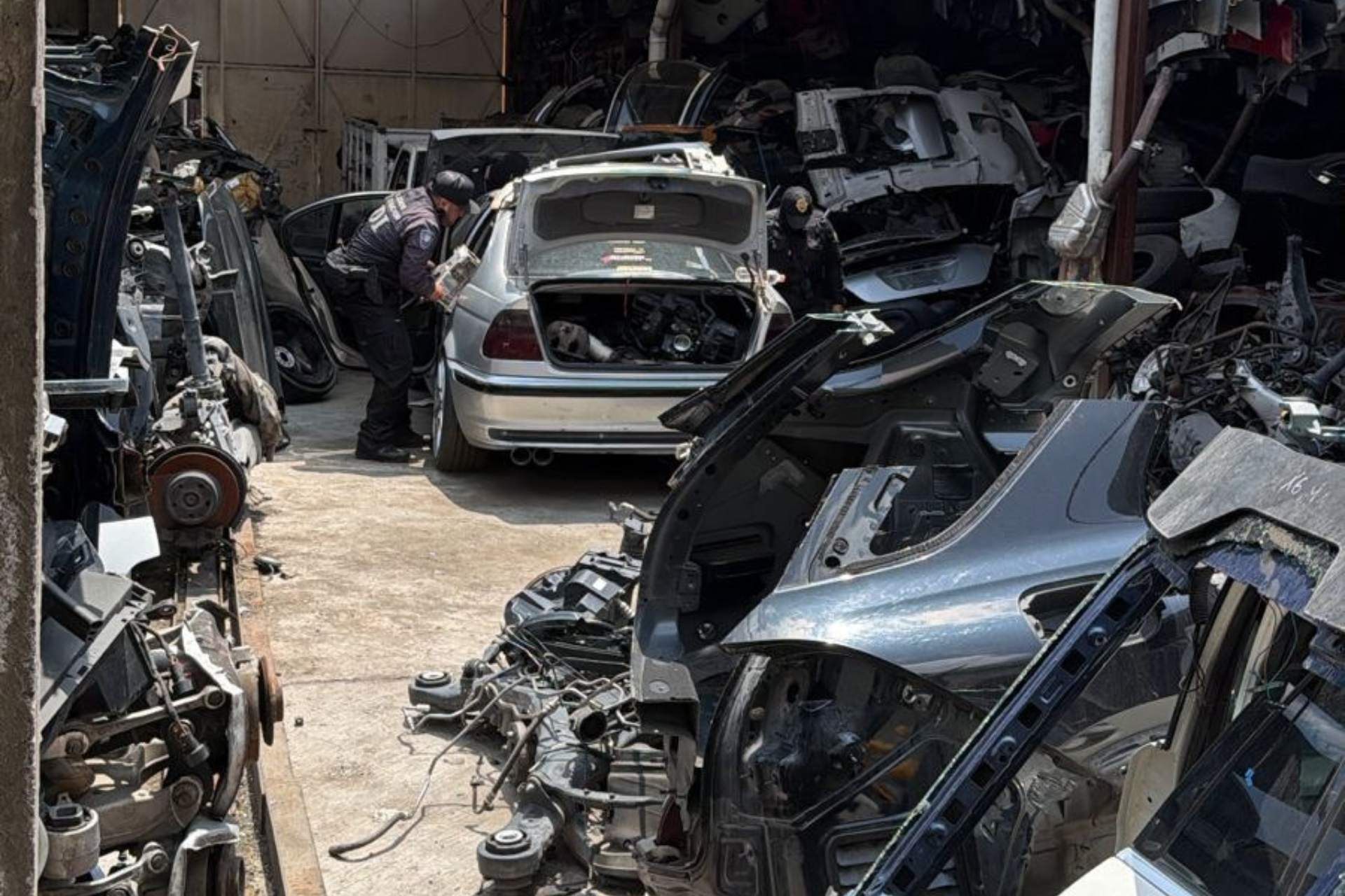 Desarticulan banda ‘Los Mancilla’ en Iztapalapa; aseguran 50 toneladas de autopartes y detienen a cinco personas