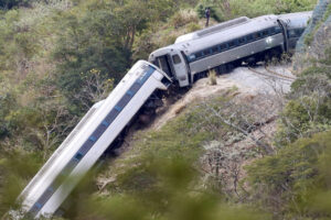 FGR determina que exceso de velocidad causó descarrilamiento del Tren Interoceánico; imputa homicidio culposo a tres personas