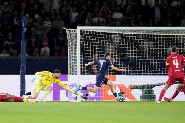 Atlético de Madrid y PSG ganan 2-0 sus partidos de ida en cuartos de final de Champions League
