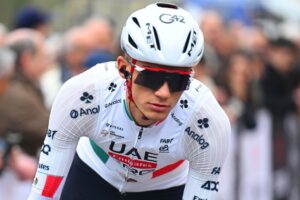 Isaac del Toro fuera de competencia por lesión muscular tras caída en Vuelta al País Vasco