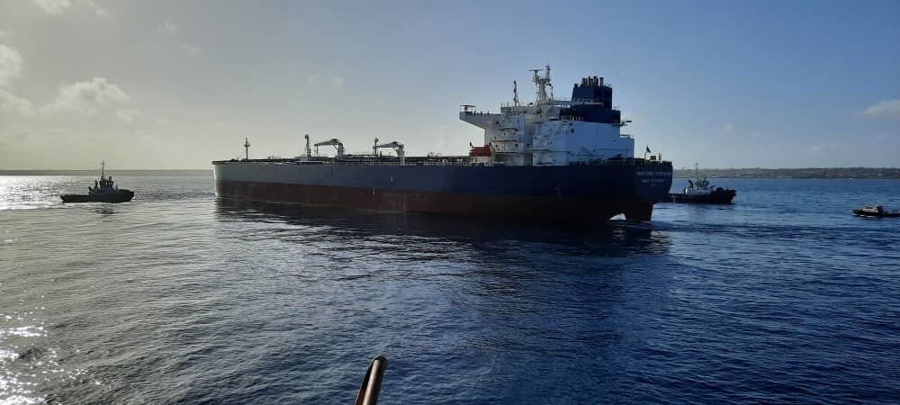 Cuba recibe crudo ruso y anuncia mayor indulto en una década mientras la población enfrenta la escasez