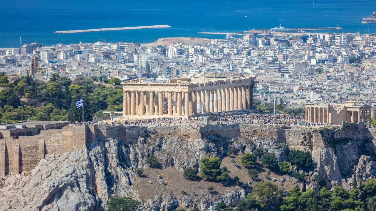 Sismo de 7.4 en Indonesia activa alerta de tsunami; tormenta en Grecia deja un fallecido