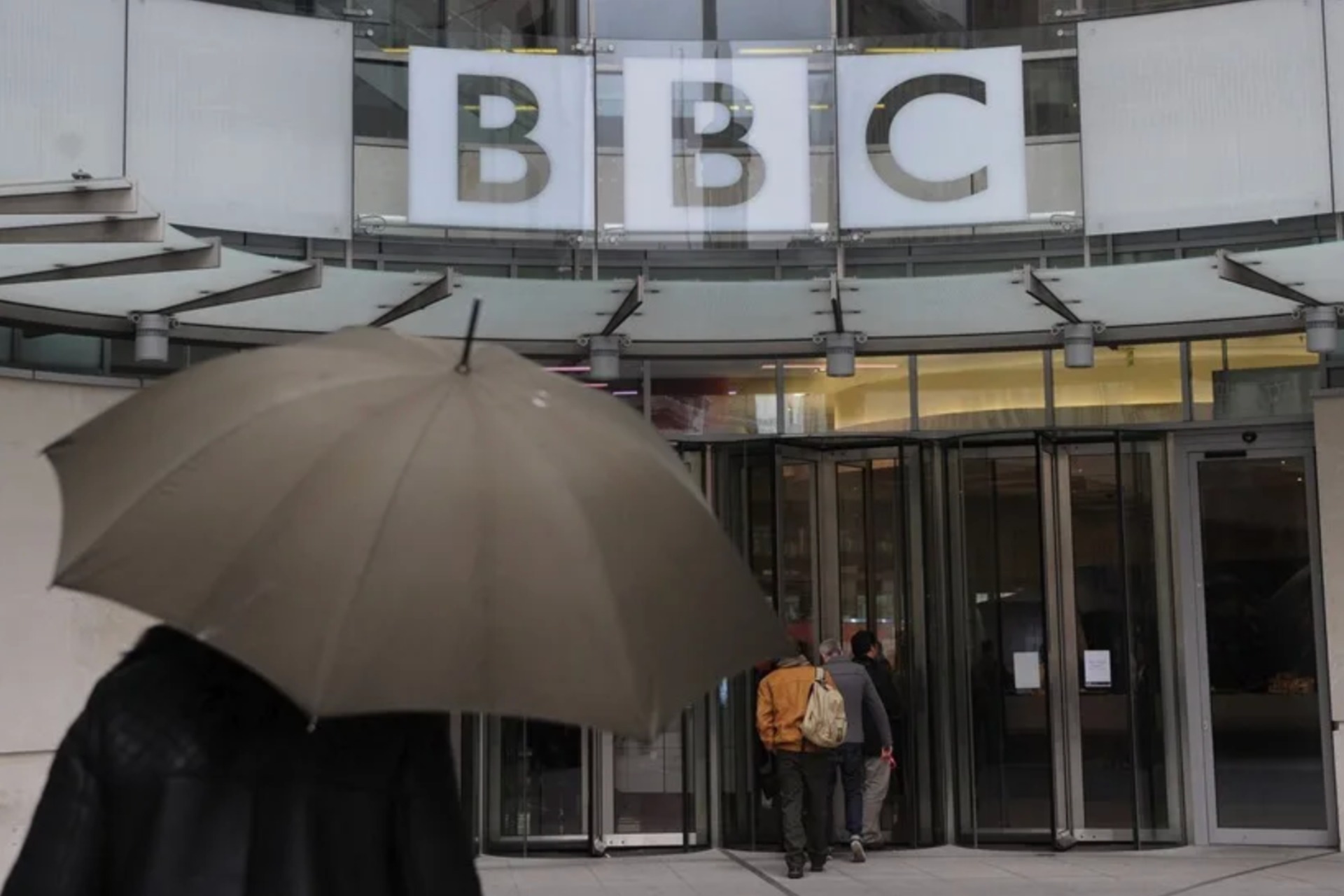 BBC anuncia recorte de 2 mil empleos, el mayor en 15 años