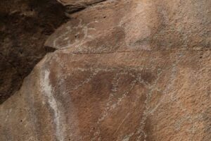 Hallan 16 elementos gráfico-rupestres en Hidalgo durante obras del Tren México-Querétaro