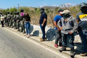 Pobladores de Petatlán bloquean carretera y retienen a ocho marinos por presunta agresión