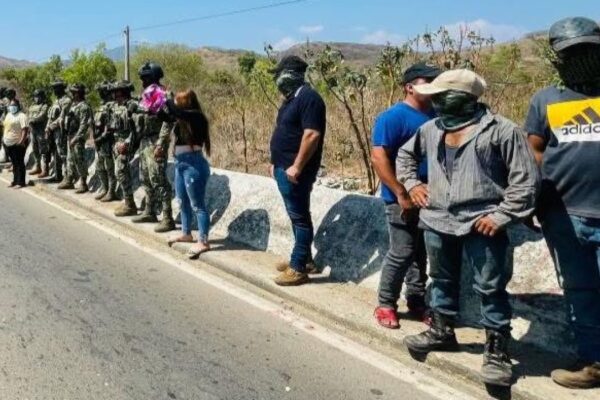 Pobladores de Petatlán bloquean carretera y retienen a ocho marinos por presunta agresión