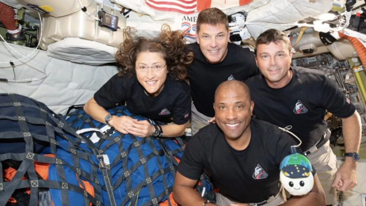 Artemis II regresa este viernes; Sheinbaum cuestiona inversión espacial frente a pobreza