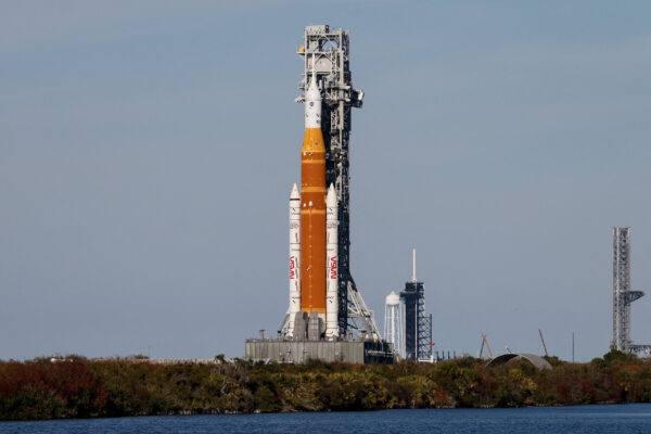 NASA prepara lanzamiento de Artemis II con participación argentina y controversia técnica