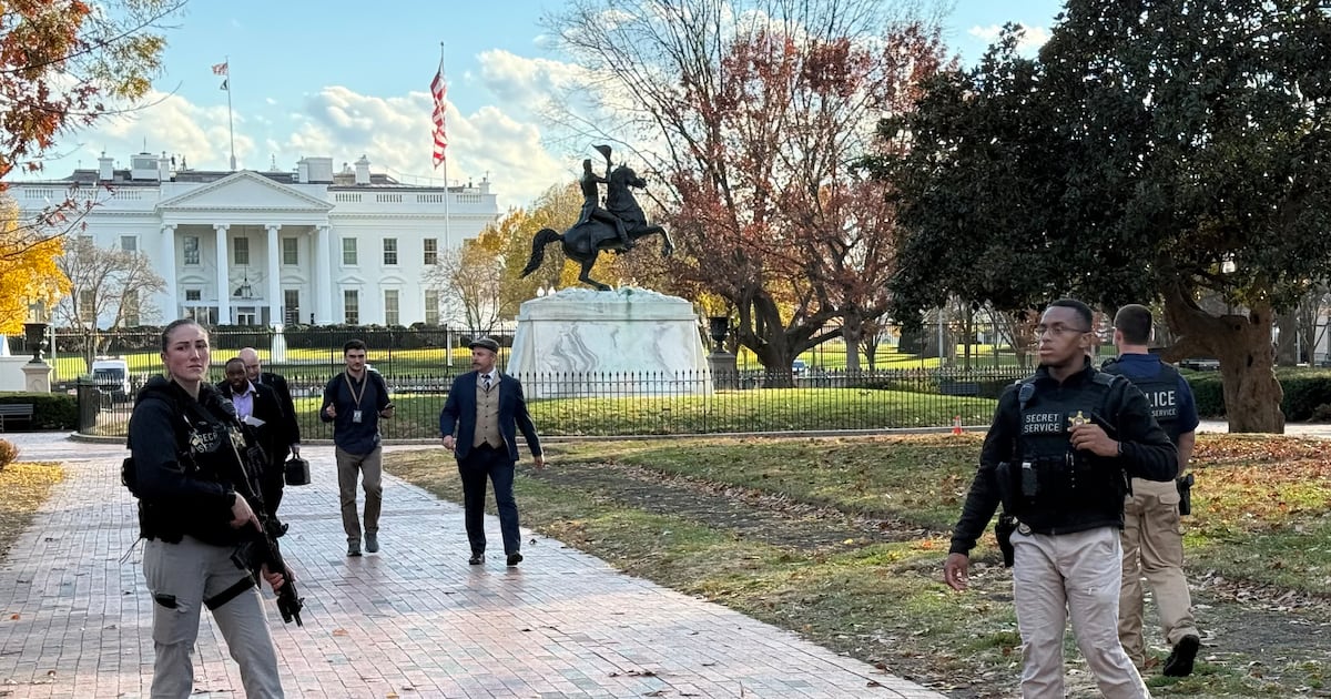 Trump enfrenta críticas por deportaciones a terceros países y daños arqueológicos por muro fronterizo