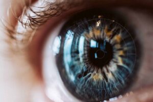 Desarrollan gotas oftálmicas contra retinopatía diabética y estudian huella molecular en México