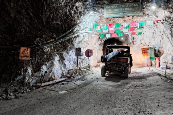 Continúan labores de rescate para tres mineros atrapados en mina Santa Fe en Sinaloa