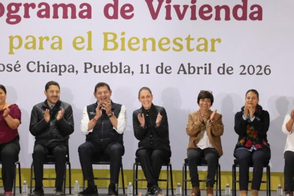 Entrega Sheinbaum 240 viviendas y condona créditos en Puebla; supervisan palafitos en Tabasco