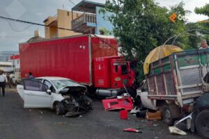 Camión de carga sin frenos embiste al menos 10 vehículos en Acapulco