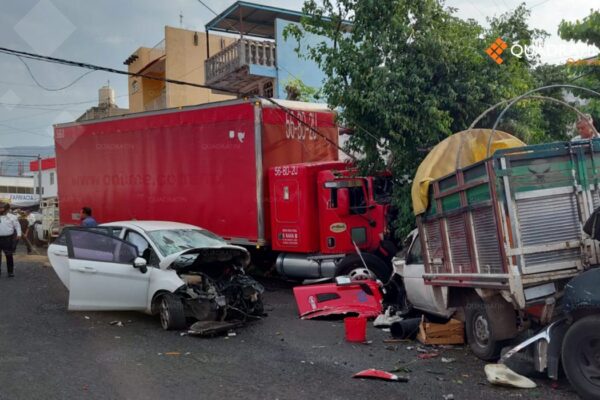 Camión de carga sin frenos embiste al menos 10 vehículos en Acapulco