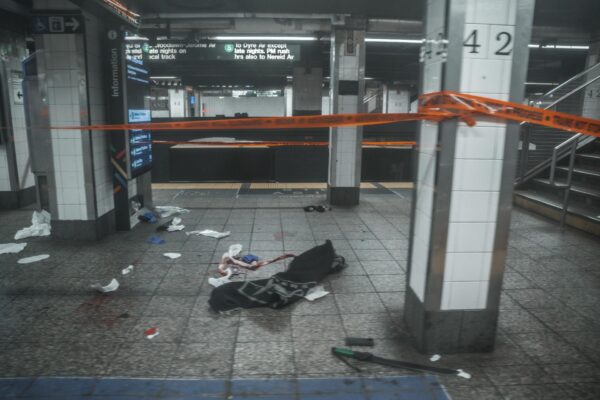 Hombre abatido tras apuñalar a tres personas con un machete en el Metro de Nueva York