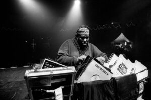 Fallecen dos pioneros del hip hop: Afrika Bambaataa por cáncer y Mike Dee hallado sin vida