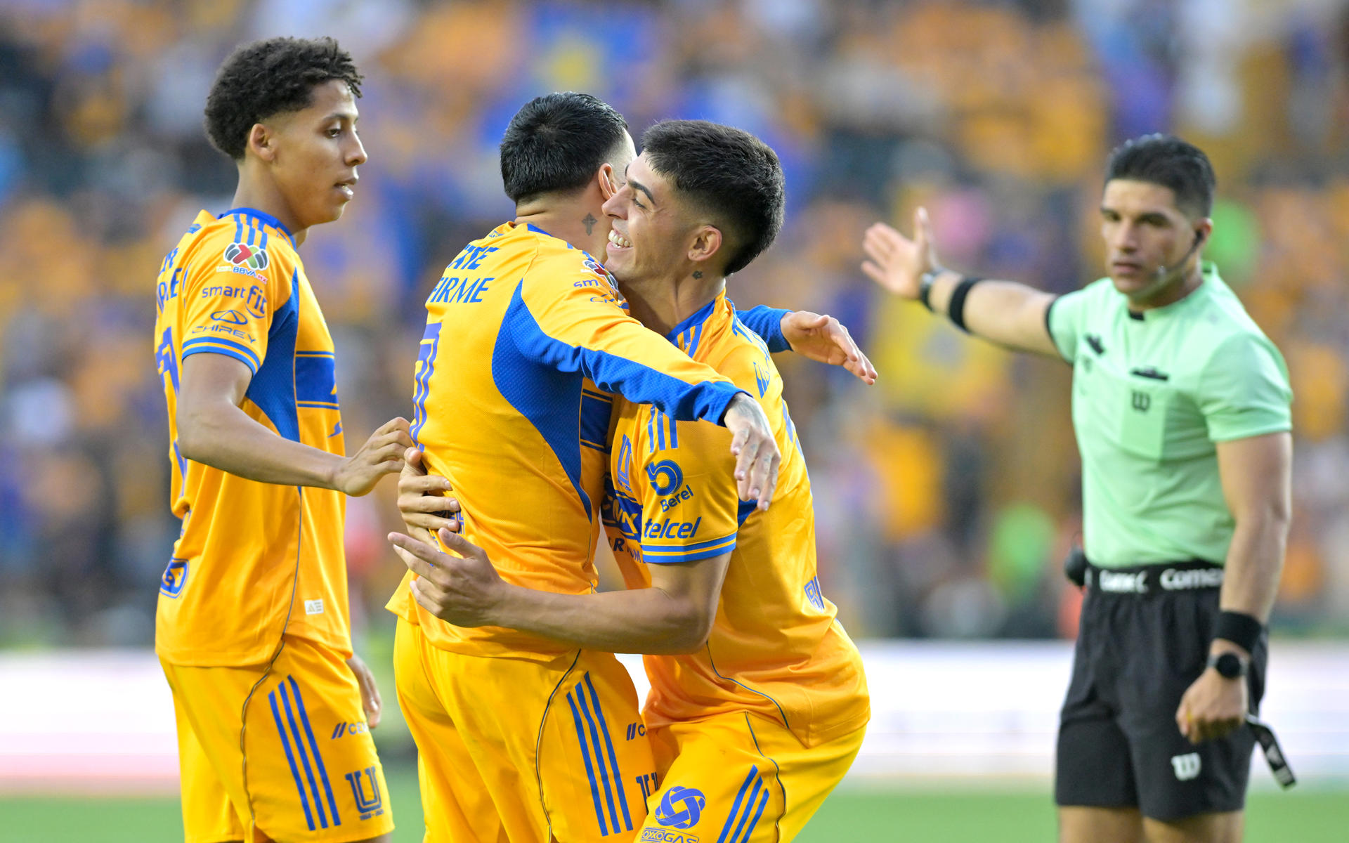 Tigres golea a Chivas y el Estadio Banorte reabre tras remodelación