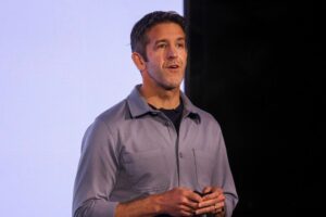 Sucesión en Apple: John Ternus sustituirá a Tim Cook como CEO