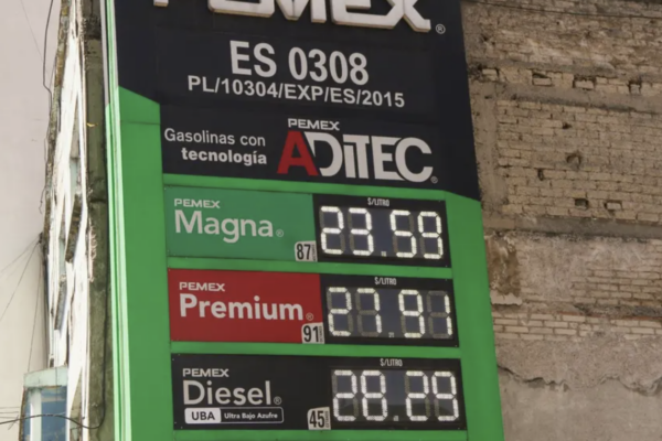 Firman acuerdo para bajar precio del diésel mientras reportan deuda de PEMEX en EU