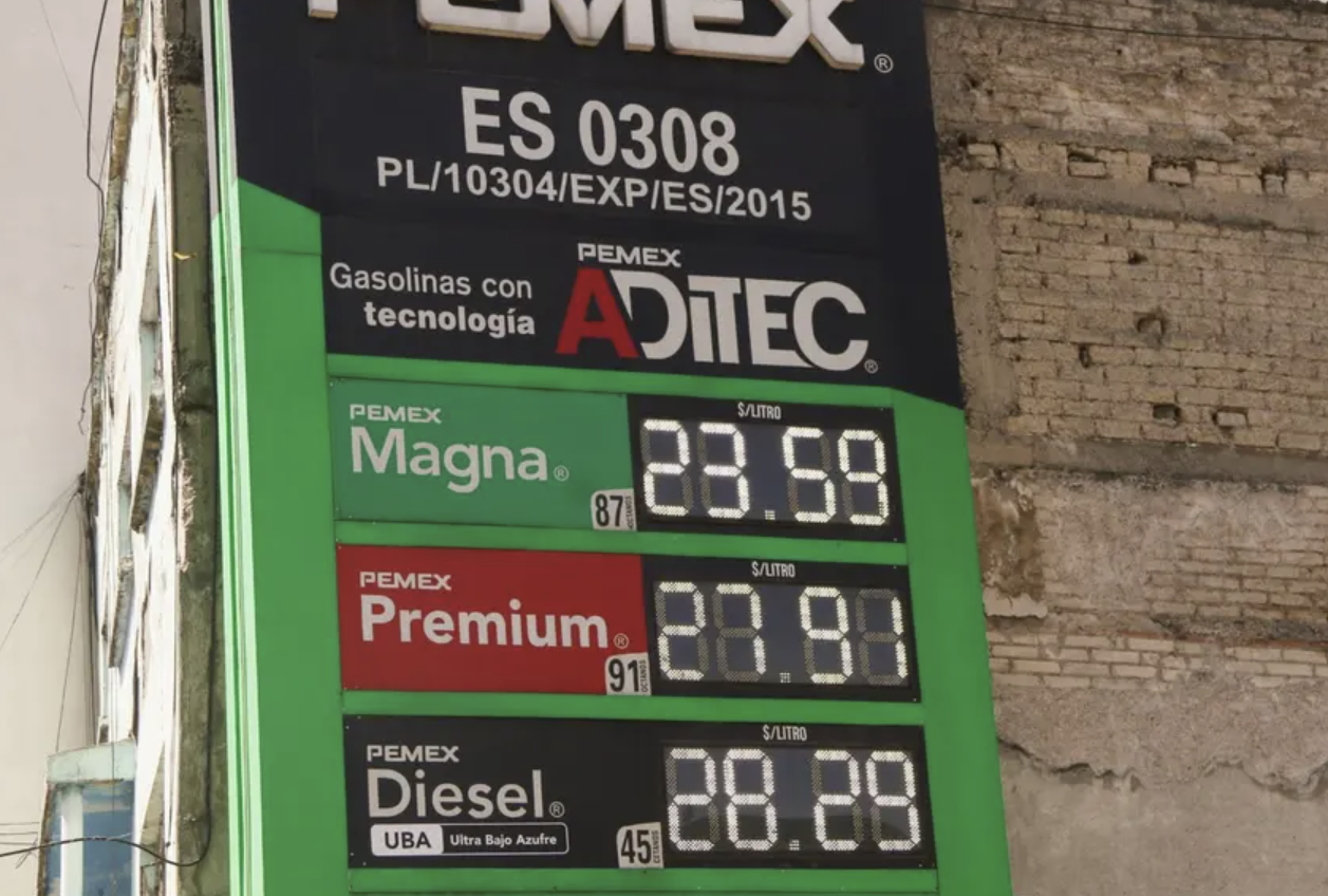 Firman acuerdo para bajar precio del diésel mientras reportan deuda de PEMEX en EU
