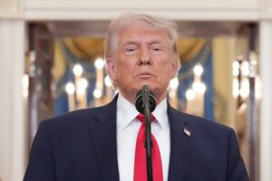 Trump critica al papa León XIV por su postura sobre Irán y Venezuela; el Pontífice responde que no teme a su administración