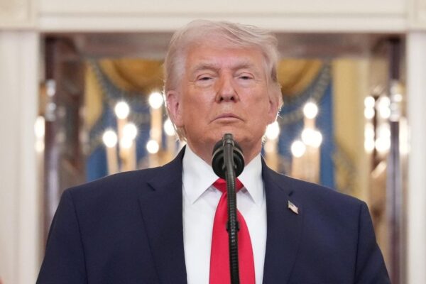 Trump critica al papa León XIV por su postura sobre Irán y Venezuela; el Pontífice responde que no teme a su administración