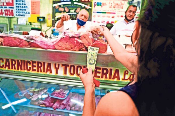 Analistas recortan pronóstico de crecimiento y elevan expectativas de inflación para México