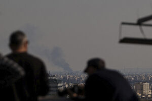 Trump anuncia rescate de piloto en Irán; Teherán desmiente y reporta destrucción de aeronaves
