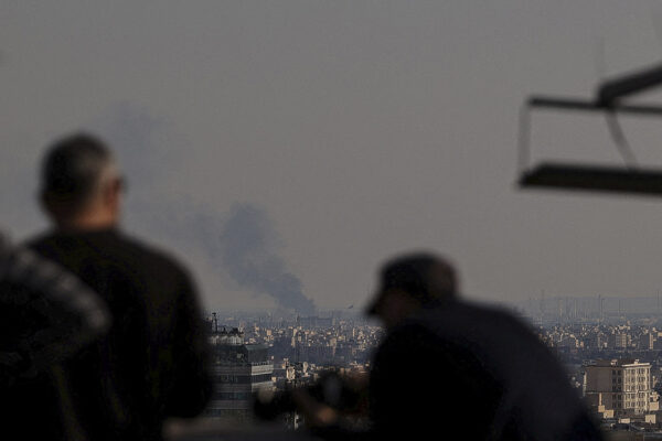 Trump anuncia rescate de piloto en Irán; Teherán desmiente y reporta destrucción de aeronaves
