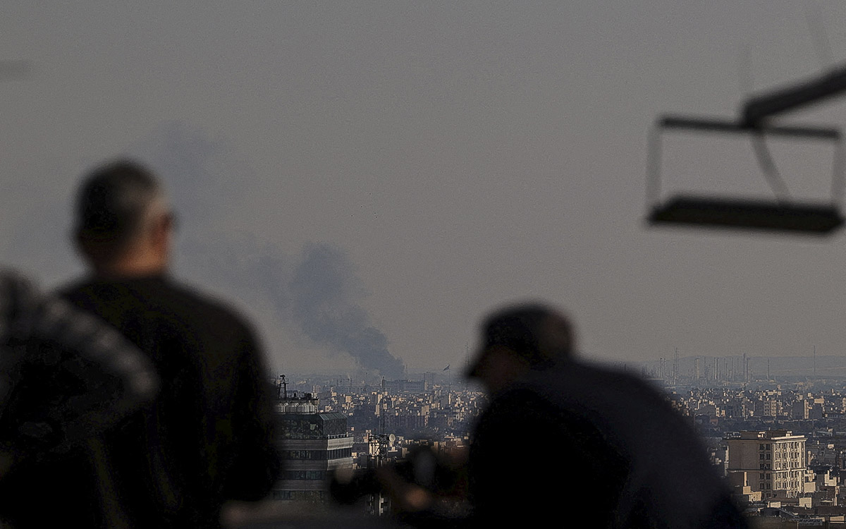 Trump anuncia rescate de piloto en Irán; Teherán desmiente y reporta destrucción de aeronaves