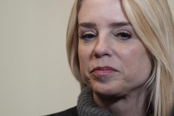 Administración de Trump investiga a estados por políticas trans y Supremo falla sobre terapias de conversión