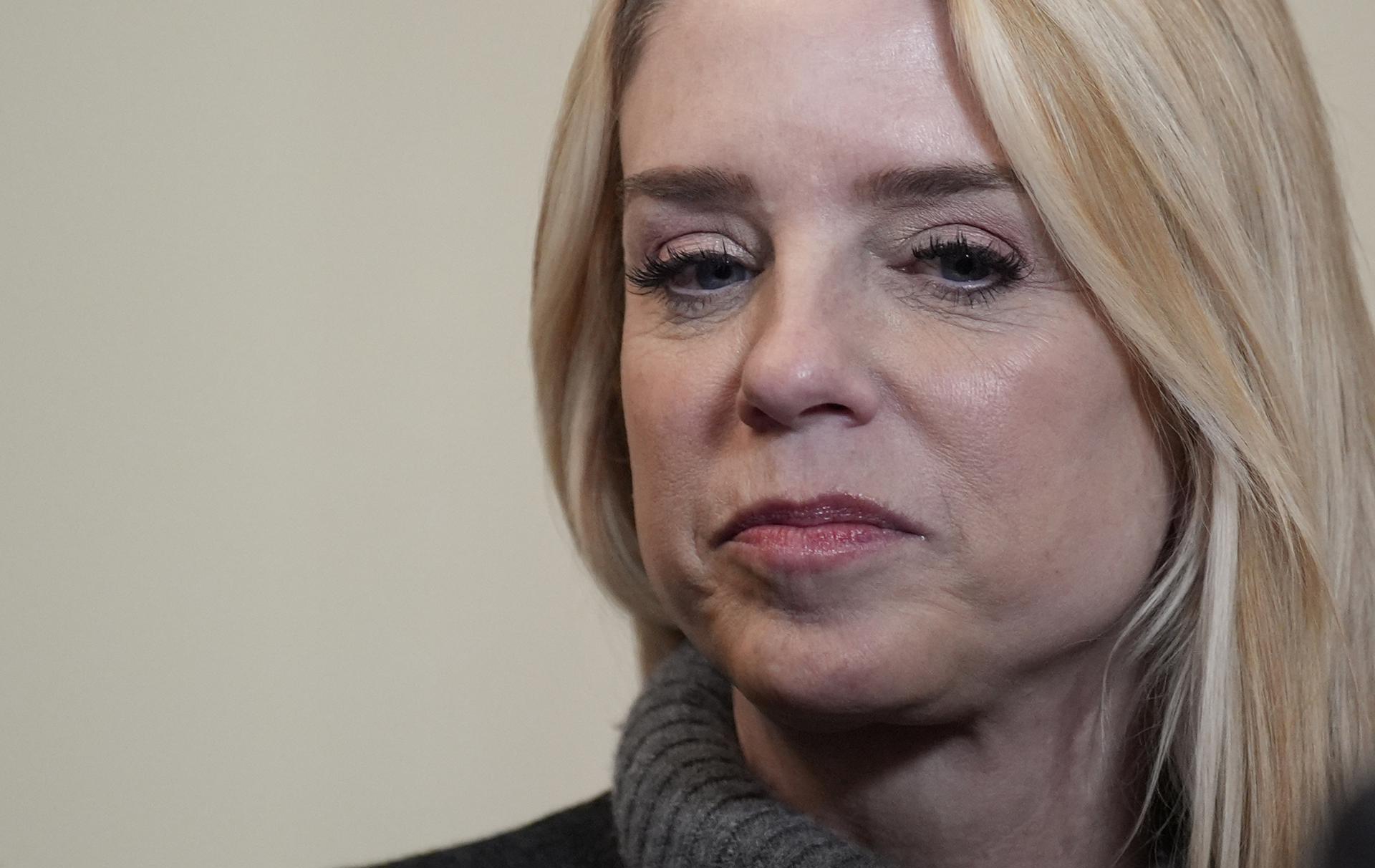 Administración de Trump investiga a estados por políticas trans y Supremo falla sobre terapias de conversión