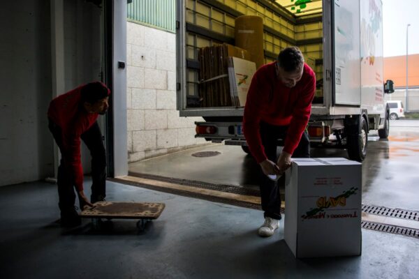 Colombia regula repartidores; sube tarifa del Tren Suburbano y cae turismo en EE.UU.