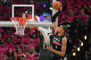 Wembanyama debuta en playoffs con 35 puntos y supera el récord de Tim Duncan