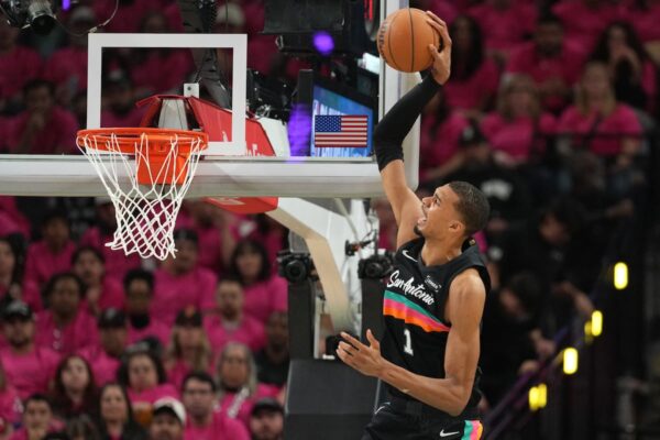 Wembanyama debuta en playoffs con 35 puntos y supera el récord de Tim Duncan