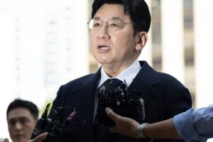 Solicitan arresto de fundador de HYBE por fraude a inversionistas