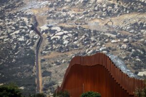 Ampliación del muro de EEUU afecta cerro sagrado Kumiai en Tecate