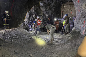 Localizan con vida al segundo minero atrapado en la mina Santa Fe