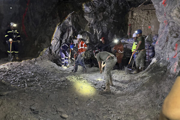 Localizan con vida al segundo minero atrapado en la mina Santa Fe