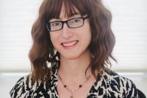 Aubrey Plaza espera su primer hijo; Freida McFadden revela su identidad y Tokischa enfrenta demanda por profanación