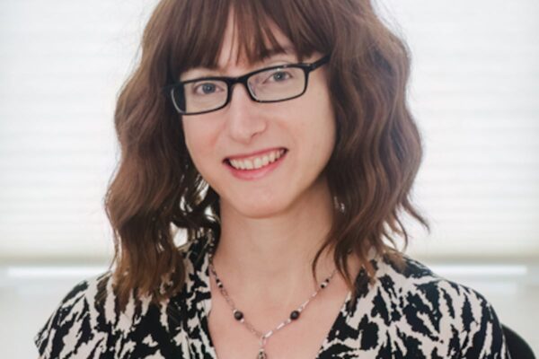 Aubrey Plaza espera su primer hijo; Freida McFadden revela su identidad y Tokischa enfrenta demanda por profanación