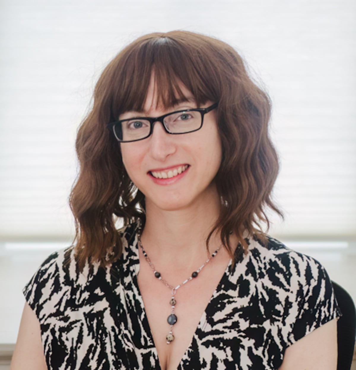 Aubrey Plaza espera su primer hijo; Freida McFadden revela su identidad y Tokischa enfrenta demanda por profanación