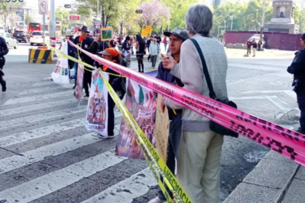 Activistas bloquean Paseo de la Reforma exigiendo retorno de perros del Refugio Franciscano