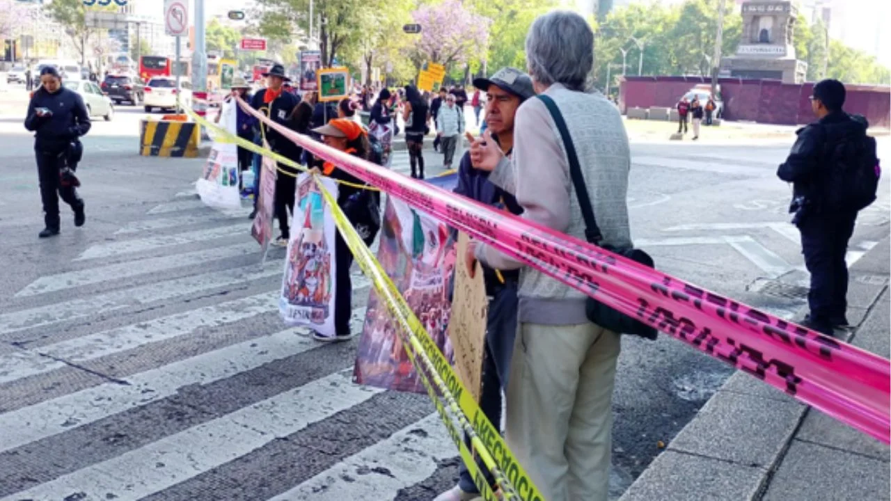 Activistas bloquean Paseo de la Reforma exigiendo retorno de perros del Refugio Franciscano