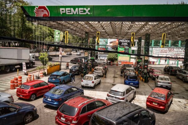 Sheinbaum envía ley de inversión mixta y ordena fiscalización en gasolineras