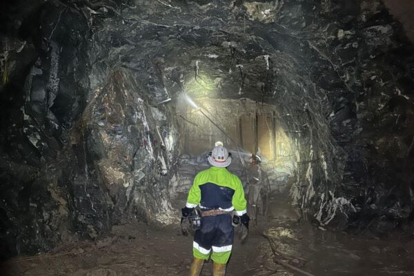 Continúan labores de rescate en mina de El Rosario; localizan con vida a operador de dron de N+